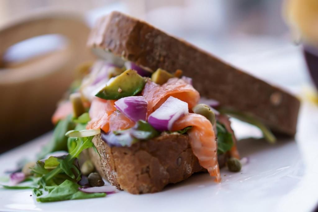 Uitgebreid ontbijtbuffet in Apollo Hotel Utrecht City Centre, Utrecht, met een verscheidenheid aan gezonde opties.