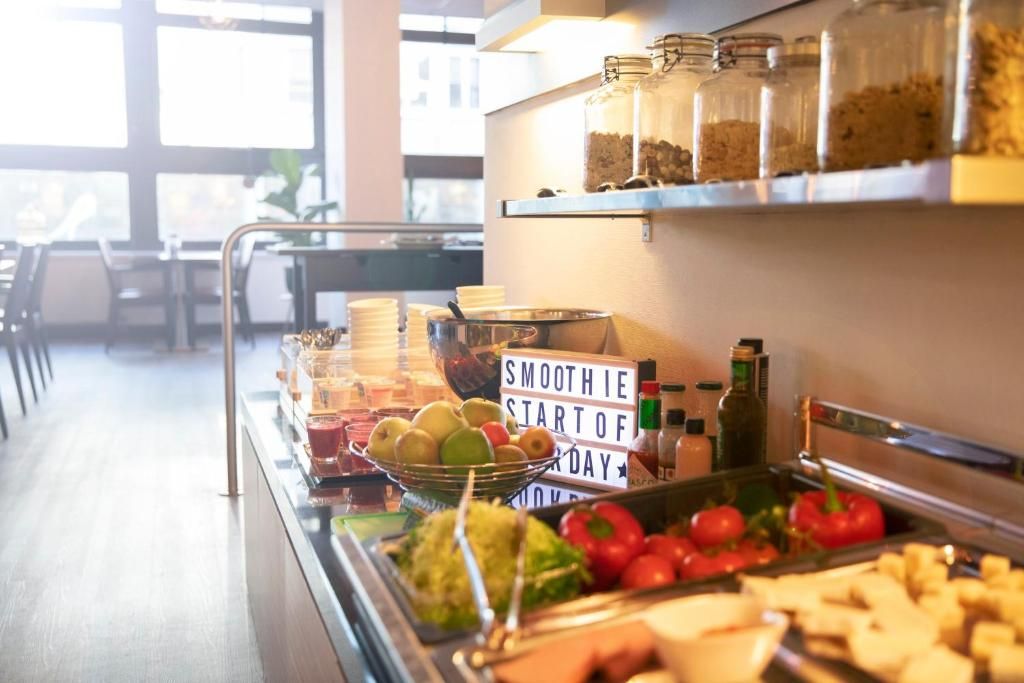 Ontbijtbuffet in Apollo Hotel Utrecht City Centre, Utrecht, met verse producten en een gezellige sfeer.