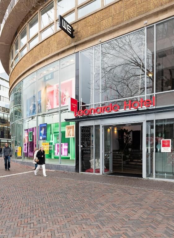 Chique lobby in Apollo Hotel Utrecht City Centre, Utrecht, met unieke stoelen en stijlvolle inrichting.