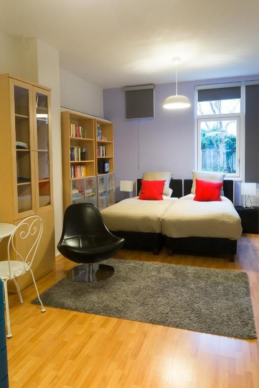 Sfeervolle slaapkamer in B&B Chez Cho, appartement in Utrecht, Utrecht eo, met tweepersoonsbed en leeshoek.