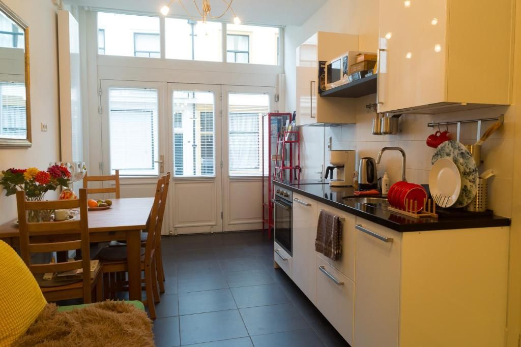 Moderne keuken van B&B Chez Cho, appartement in Utrecht, Utrecht eo, compleet met eetruimte en apparatuur.