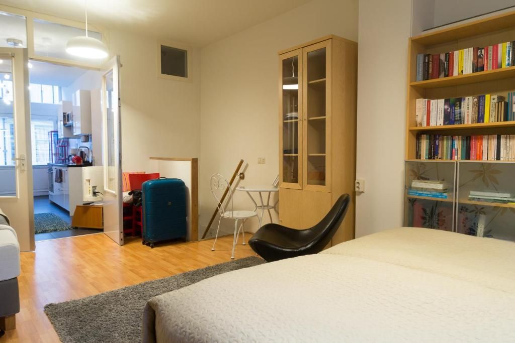 Ruime binnenruimte van B&B Chez Cho, appartement in Utrecht, Utrecht eo, met comfortabele inrichting.