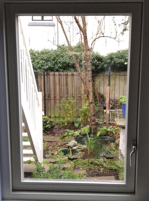 Uitzicht op de tuin vanuit B&B Chez Cho, appartement in Utrecht, Utrecht eo, met groene omgeving.