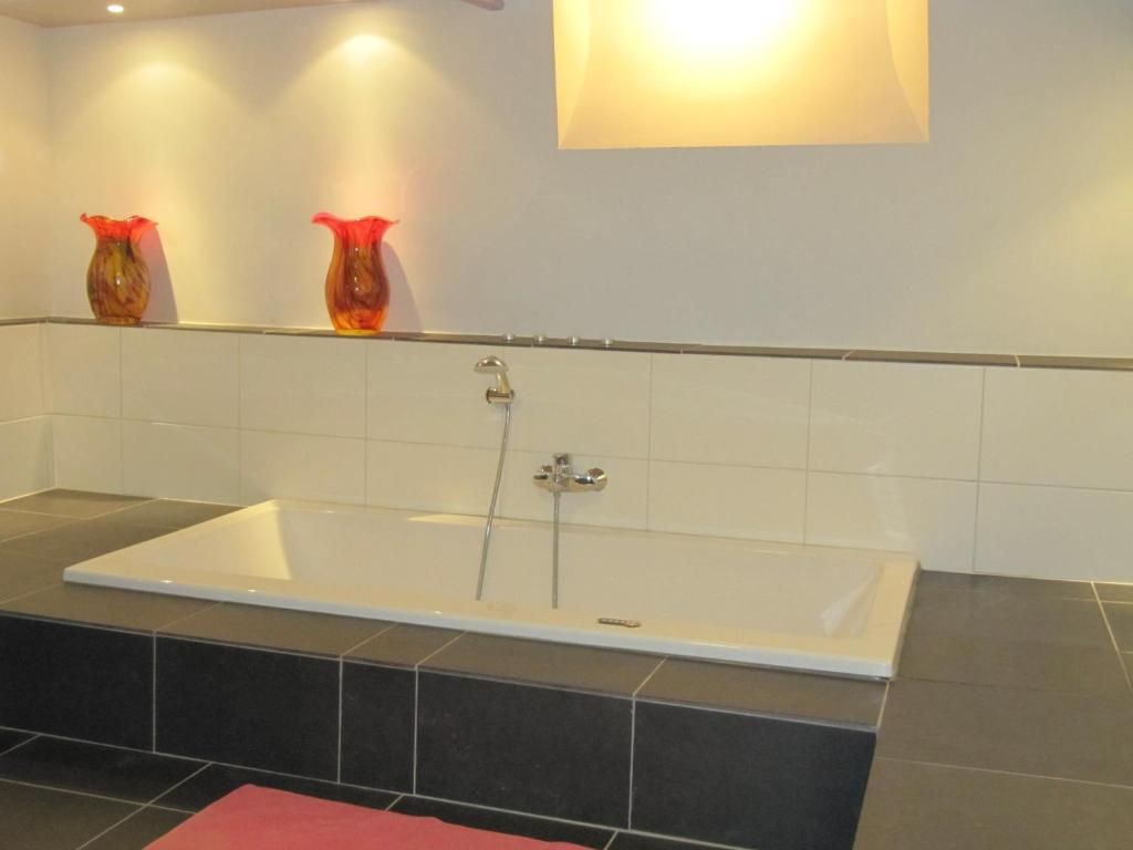 Luxe bad in B&B Chez Cho, appartement in Utrecht, Utrecht eo, voor ultiem comfort en ontspanning.