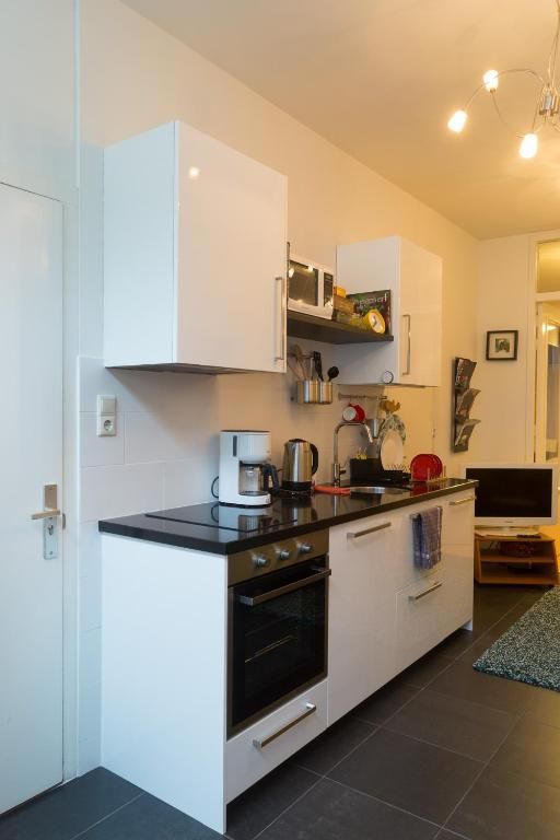 Strakke keuken in B&B Chez Cho, appartement in Utrecht, Utrecht eo, met moderne apparatuur en stijlvol ontwerp.