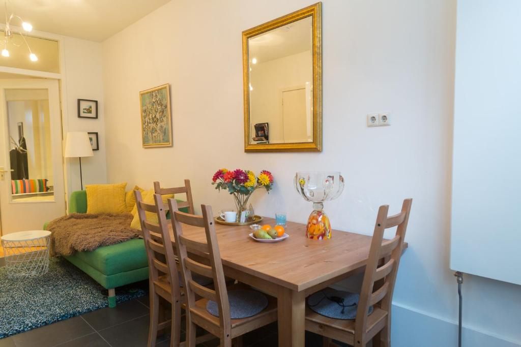 Eetgedeelte in B&B Chez Cho, appartement in Utrecht, Utrecht eo, met gezellige tafel en decoratieve accenten.