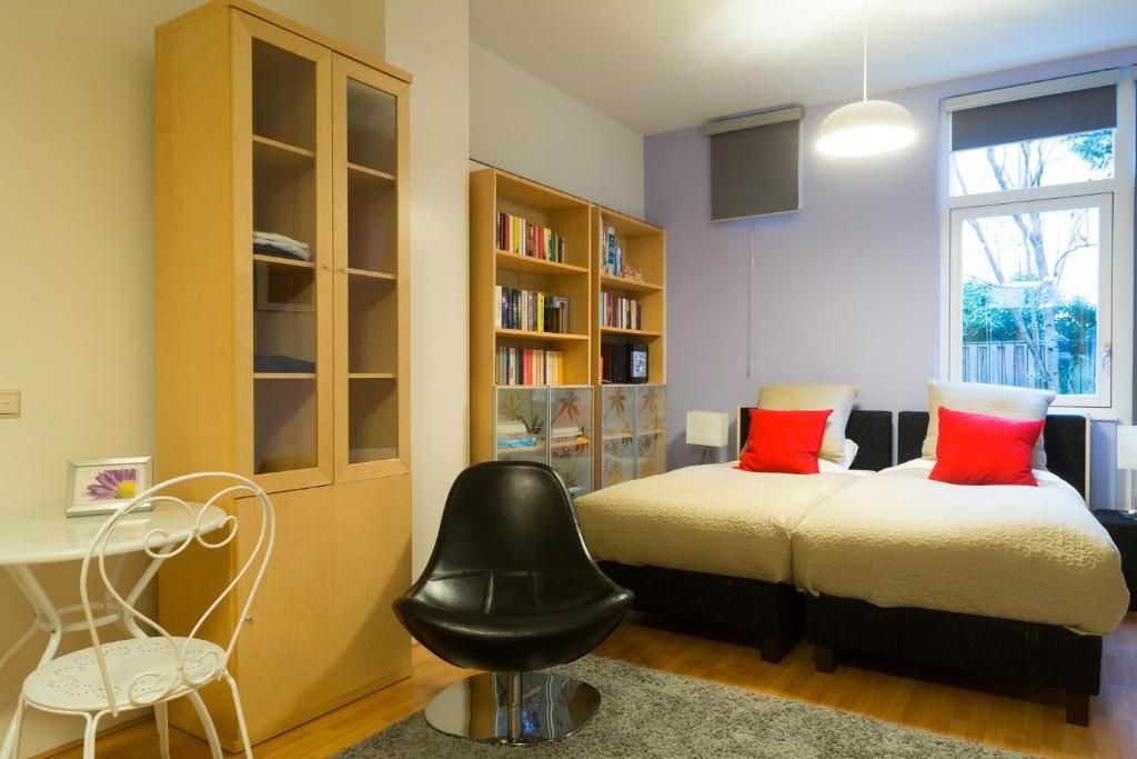 Tweede slaapkamer in B&B Chez Cho, appartement in Utrecht, Utrecht eo, met tweepersoonsbed en leeslamp.