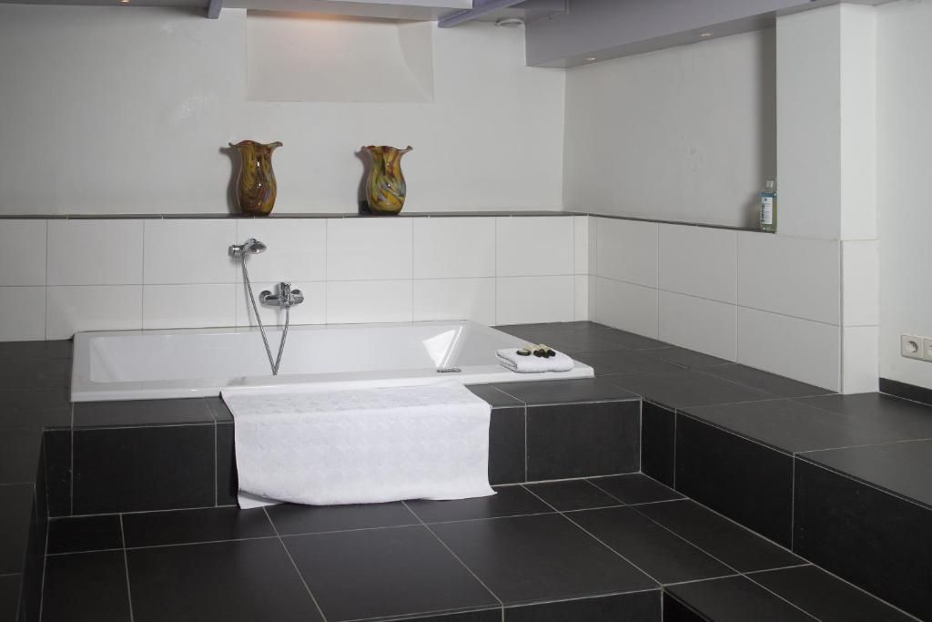 Elegante badkamer met bad in B&B Chez Cho, appartement in Utrecht, Utrecht eo, voor een luxe ervaring.
