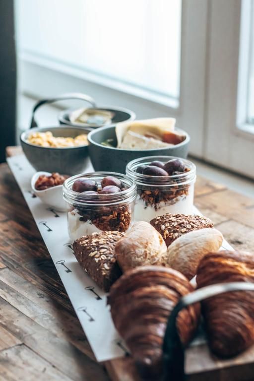 Uitgebreid ontbijt met croissants en yoghurt in Eye Hotel Utrecht appartement.