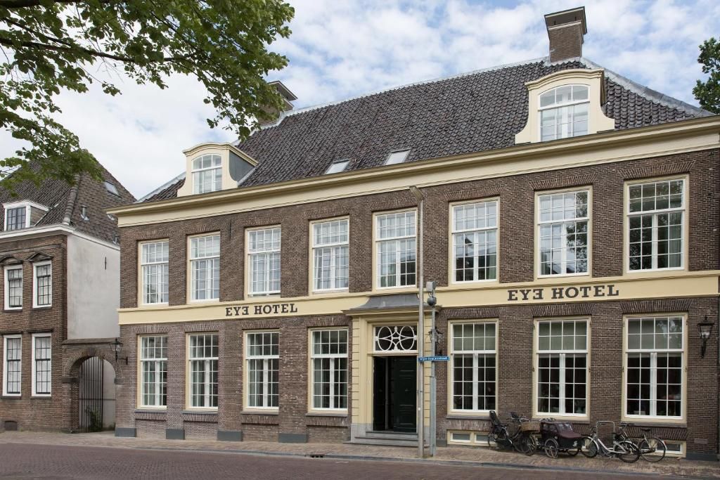 Historische gevel van Eye Hotel in het centrum van Utrecht, ideaal vakantieverblijf.