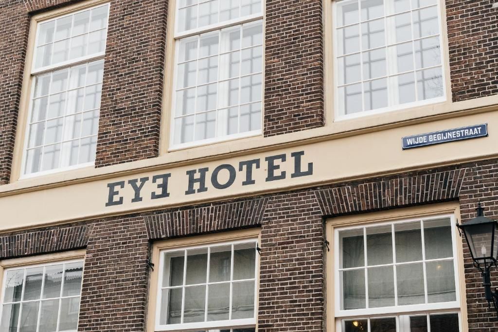Close-up van Eye Hotel gevel in Utrecht, perfect voor een stedentrip.