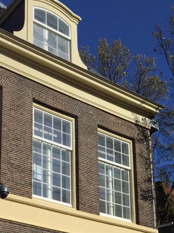 Detail van het historische gebouw van Eye Hotel Utrecht, ideaal voor vakantie.