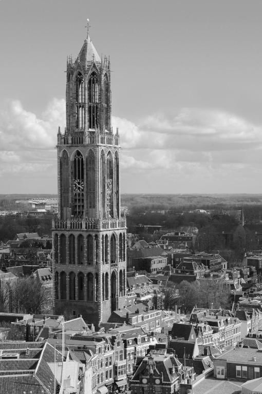 Uitzicht op de Domtoren vanuit Eye Hotel appartement in Utrecht.
