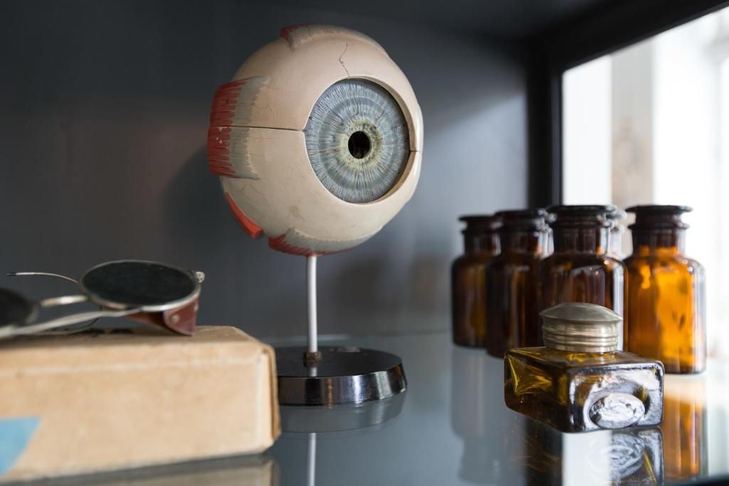 Oogmodel en vintage flessen in Eye Hotel Utrecht, een uniek verblijf.
