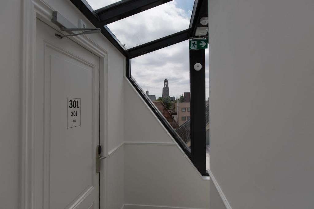Gang met uitzicht op de Domtoren in Eye Hotel Utrecht vakantiehuis.
