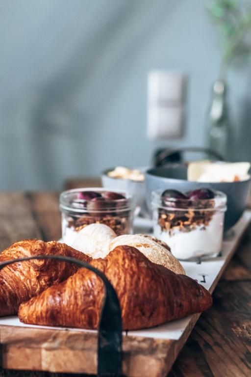 Heerlijk ontbijt met croissants en yoghurt in Eye Hotel Utrecht.