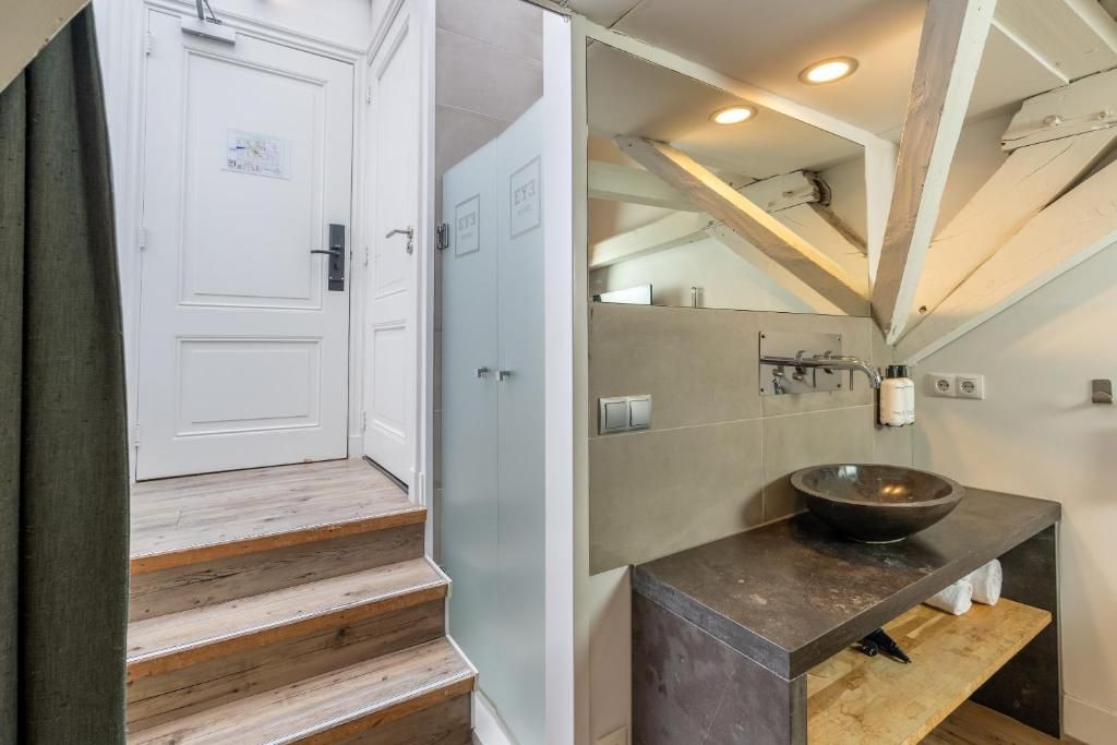 Moderne badkamer met wastafel in Eye Hotel Utrecht vakantiehuis.