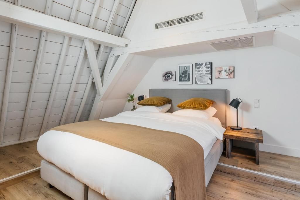 Knusse slaapkamer met houten details in Eye Hotel Utrecht verblijf.