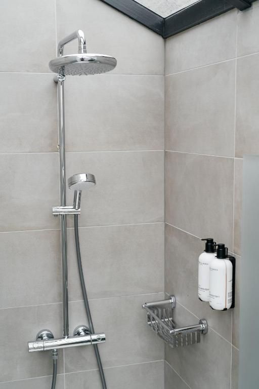 Stijlvolle douche met luxe producten in Eye Hotel Utrecht vakantiehuis.