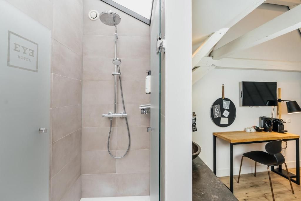 Moderne badkamer en werkplek in Eye Hotel Utrecht accommodatie.