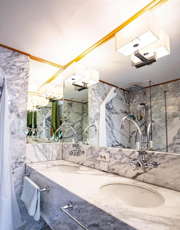 Luxe marmeren badkamer in Hotel Museumkwartier Utrecht, vakantie appartement in Utrecht met moderne voorzieningen.