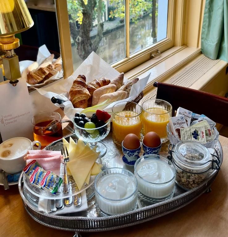 Ontbijt bij Hotel Museumkwartier Utrecht, vakantie appartement in Utrecht met vers fruit en croissants.