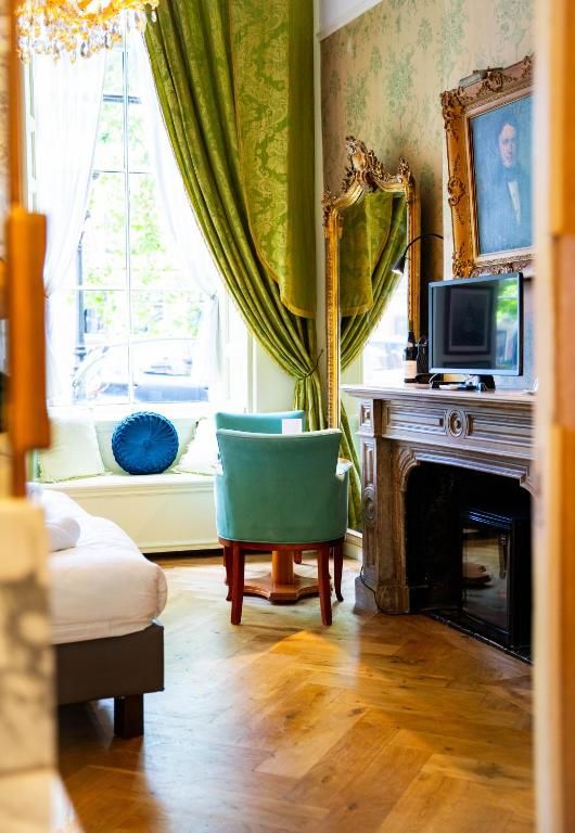 Stijlvolle binnenruimte van Hotel Museumkwartier Utrecht, vakantie appartement met klassieke inrichting en open haard.