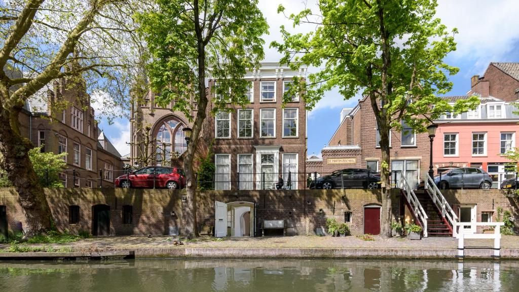 Uitzicht op de gracht vanuit Hotel Museumkwartier Utrecht, vakantie appartement in hartje Utrecht.