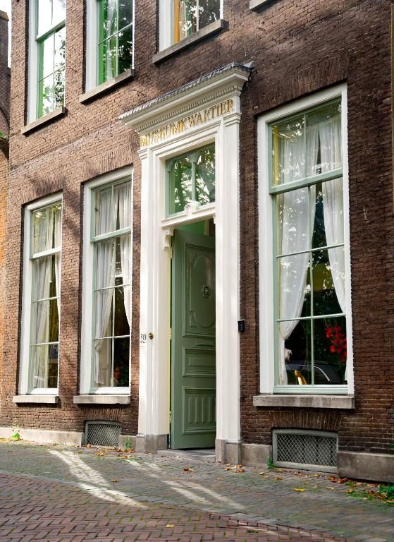 Ingang van Hotel Museumkwartier Utrecht, vakantie appartement met uitnodigende groene deur.