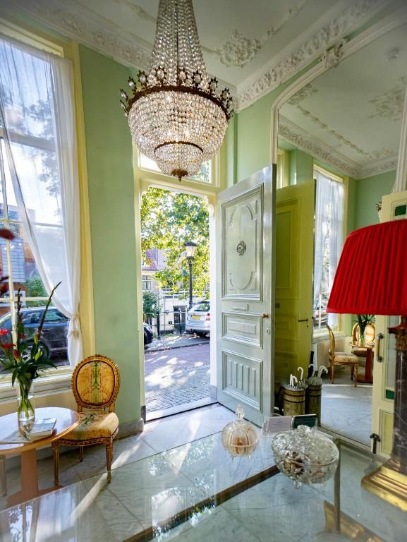 Luxe entree van Hotel Museumkwartier Utrecht, vakantie appartement met kristallen kroonluchter.