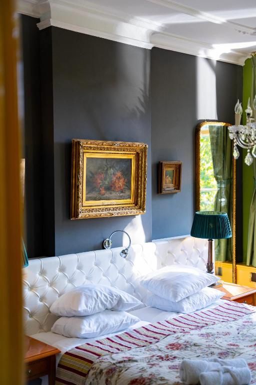 Gezellige slaapkamer in Hotel Museumkwartier Utrecht, vakantie appartement met kunst aan de muur.