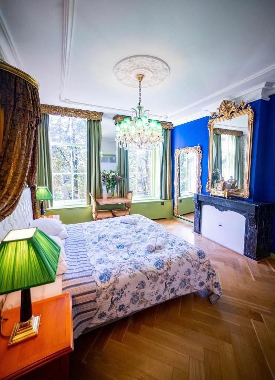 Elegante slaapkamer in Hotel Museumkwartier Utrecht, vakantie appartement met blauwe accenten.
