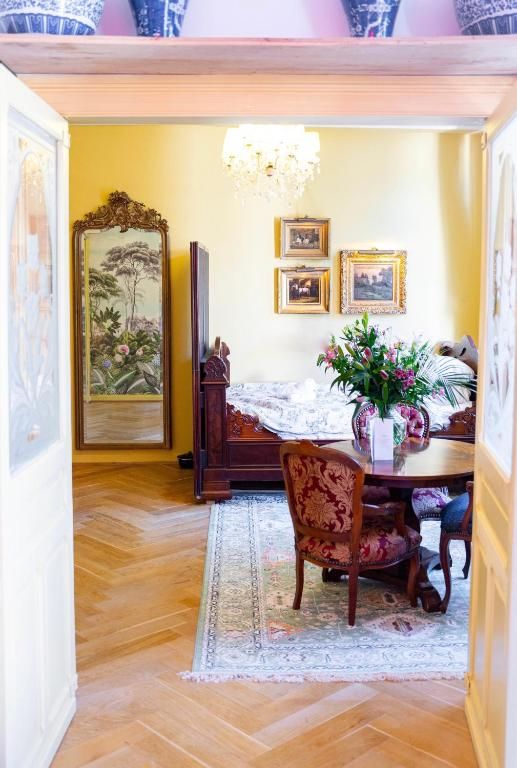 Stijlvolle eetruimte in Hotel Museumkwartier Utrecht, vakantie appartement met bloemen en schilderijen.