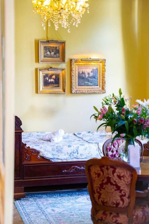 Charmante slaapkamer in Hotel Museumkwartier Utrecht, vakantie appartement met roze accenten.