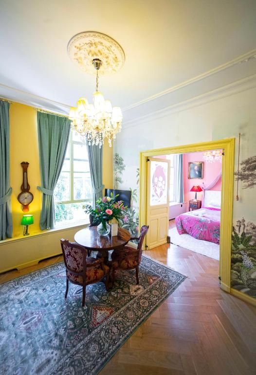 Kunstzinnige decoratie in Hotel Museumkwartier Utrecht, vakantie appartement met schilderijen en bloemen.