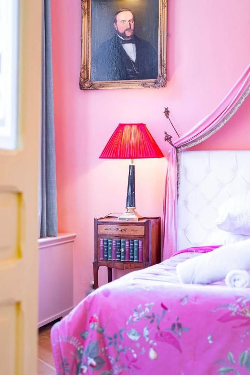 Kleurrijke slaapkamer in Hotel Museumkwartier Utrecht, vakantie appartement met elegante lamp.