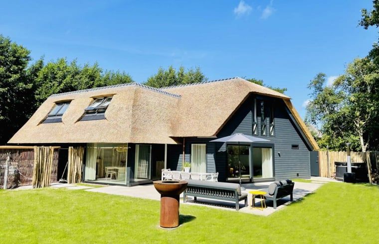 Ferienhaus in Ballum auf Ameland mit Reetdach und grossem Garten, ideal fuer einen entspannten Aufenthalt auf den Watteninseln.