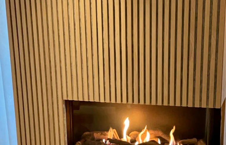 Der stilvolle Kamin im Ferienhaus in Ballum, Ameland bietet Waerme und Atmosphaere fuer einen gemuetlichen Urlaub.