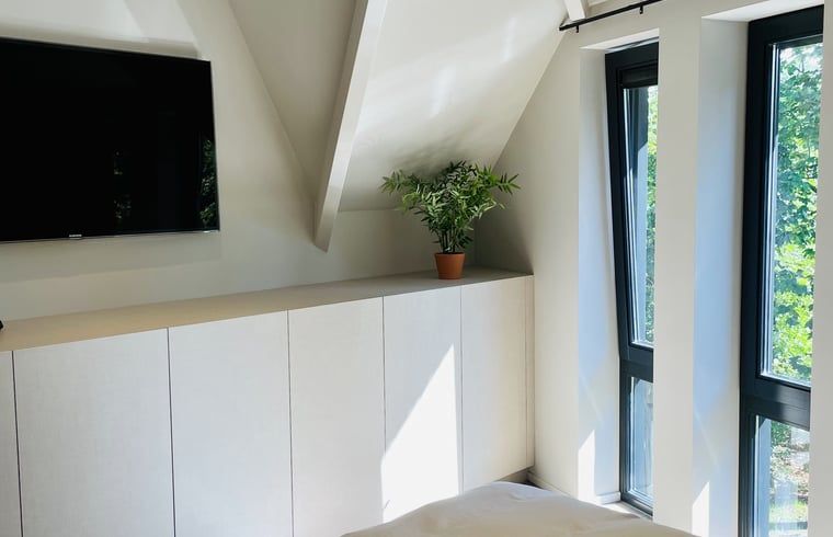 Helles Zimmer mit Fernseher im Ferienhaus in Ballum, Ameland, ideal zum Entspannen nach einem Tag voller Entdeckungen.