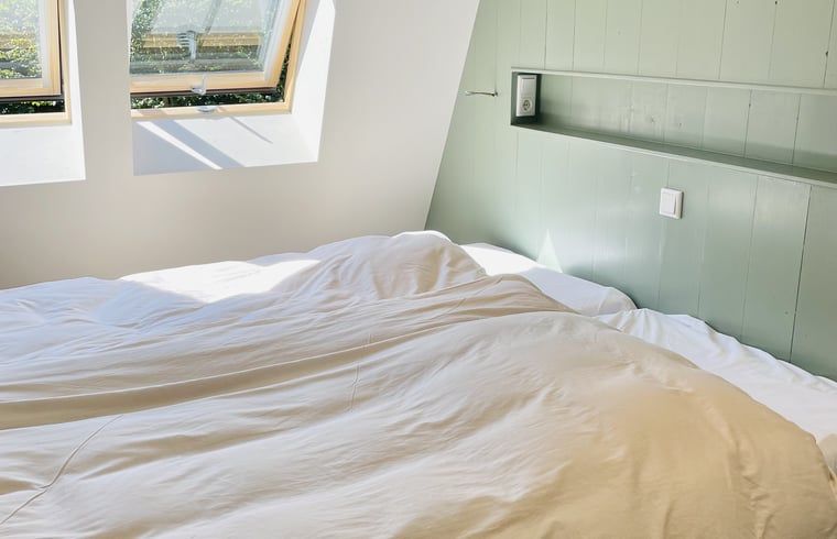 Bequeme Betten im Ferienhaus in Ballum, Ameland mit natuerlichem Licht, ideal fuer eine gute Nachtruhe.