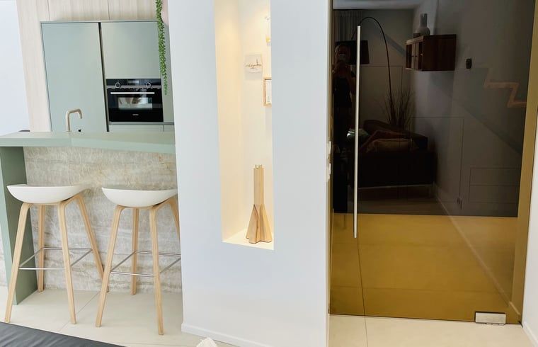 Offene Kueche im Ferienhaus in Ballum, Ameland mit modernen Geraeten, ideal fuer kulinarische Erlebnisse.