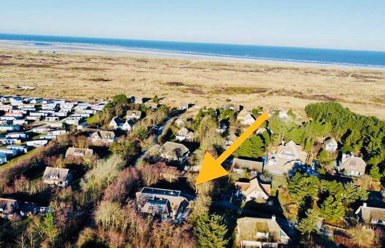 Luftaufnahme des Ferienhauses in Ballum, Ameland, zeigt die schoene Lage auf den Watteninseln in Meeresnaehe.
