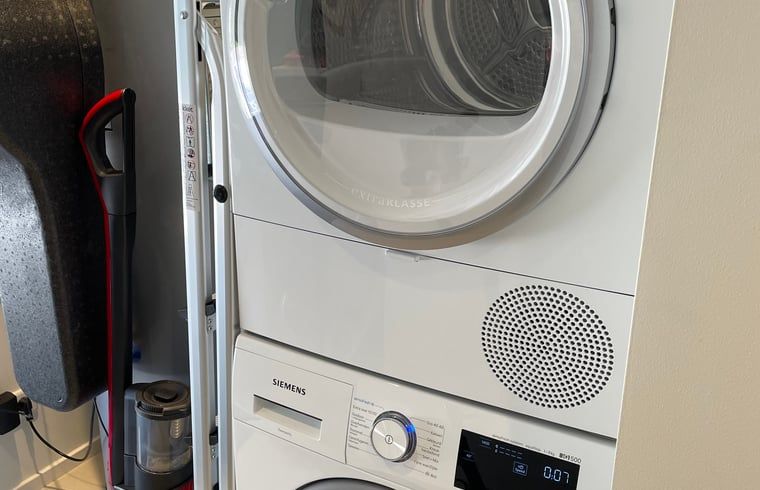 Waschmaschine und Trockner im Ferienhaus in Ballum, Ameland, bieten Komfort fuer einen unbeschwerten Urlaub.