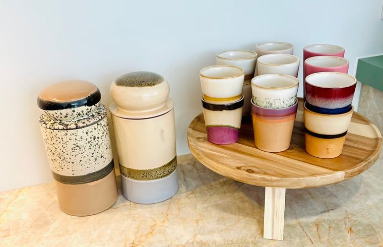 Stilvolle Keramiktassen im Ferienhaus in Ballum, Ameland, perfekt fuer eine gemuetliche Kaffeepause.