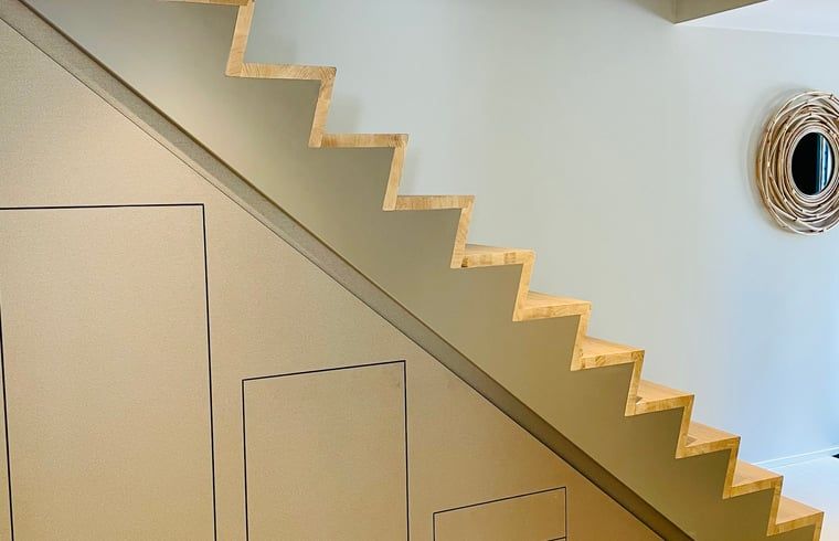 Moderne Treppe im Ferienhaus in Ballum, Ameland, bietet Zugang zum oberen Stockwerk mit Stil.