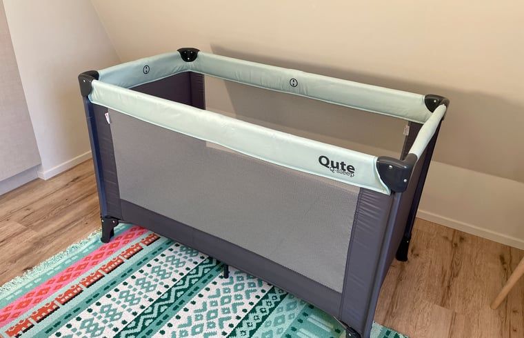 Das Reisebett im Ferienhaus in Ballum, Ameland, bietet Komfort fuer die Kleinsten im Urlaub.