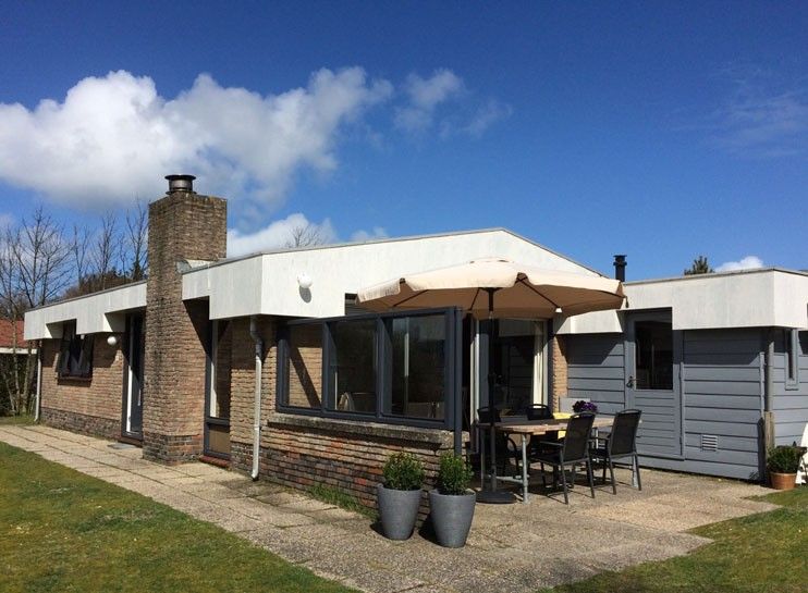 Jans bungalow with terrace in Ballum, Ameland, in the Wadden Islands, surrounded by nature.