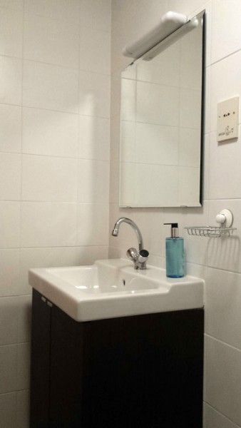 Modern bathroom in Jans bungalow, Ballum, Ameland, with sink and mirror.