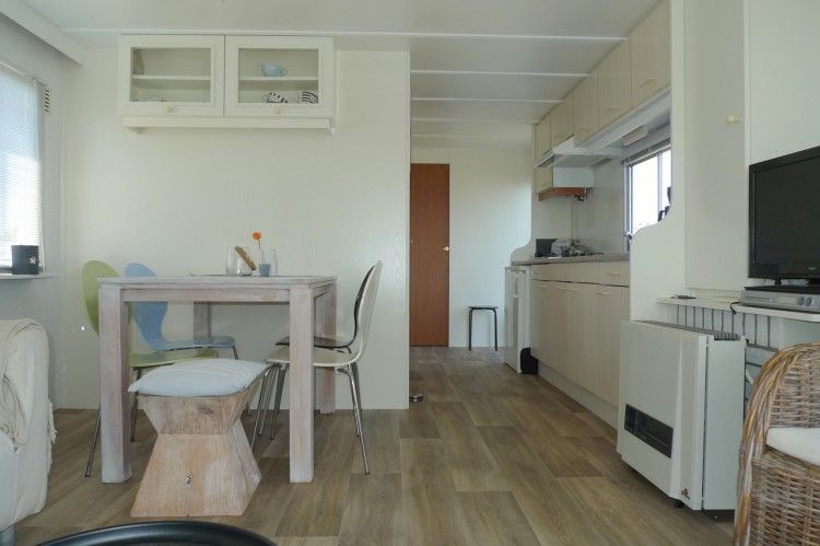 Modern kitchen and dining area in Eilandgeluk chalet, Ballum, Ameland, perfect for a comfortable vacation on the Wadden Islands.