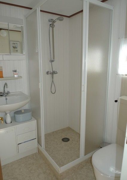 Stylish bathroom in Eilandgeluk chalet, Ballum, Ameland, with modern shower and facilities on the Wadden Islands.